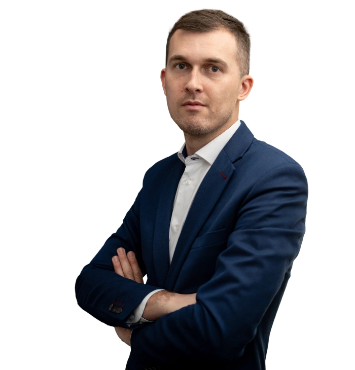 Andrzej Tchórzewski - właściciel kancelarii odszkodowawczej, ekspert w dziedzinie odszkodowań, w eleganckim stroju.