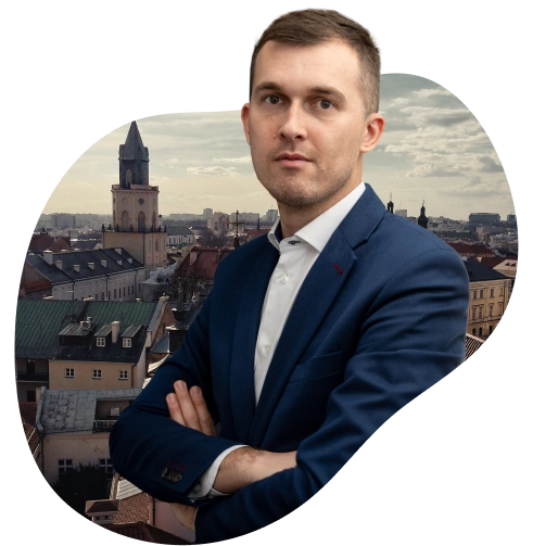 Andrzej Tchórzewski - właściciel kancelarii odszkodowawczej, ekspert w dziedzinie odszkodowań, w eleganckim stroju.
