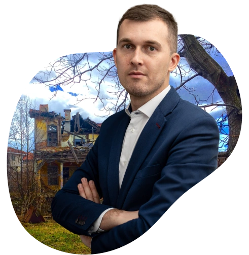 Andrzej Tchórzewski - właściciel kancelarii odszkodowawczej, ekspert w dziedzinie odszkodowań, w eleganckim stroju.