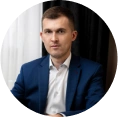 Andrzej Tchórzewski - właściciel kancelarii odszkodowawczej, ekspert w dziedzinie odszkodowań, w eleganckim stroju.